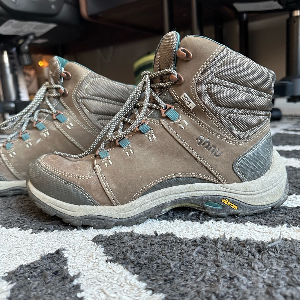 Women’s Ahnu (by Teva) Hiking Boots SZ 7